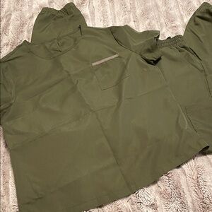 Olive / army Green Two-Piece Scrub Set unbranded medium woman’s joggers